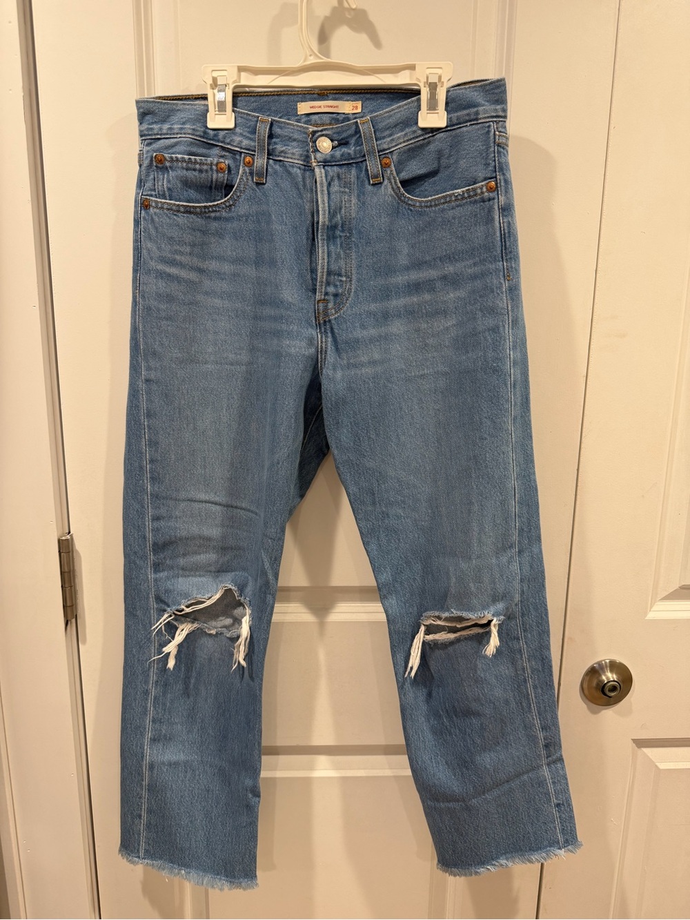 Levi’s Women’s Wedgie Straight Cropped Jeans size 28. Distressed denim, raw hem